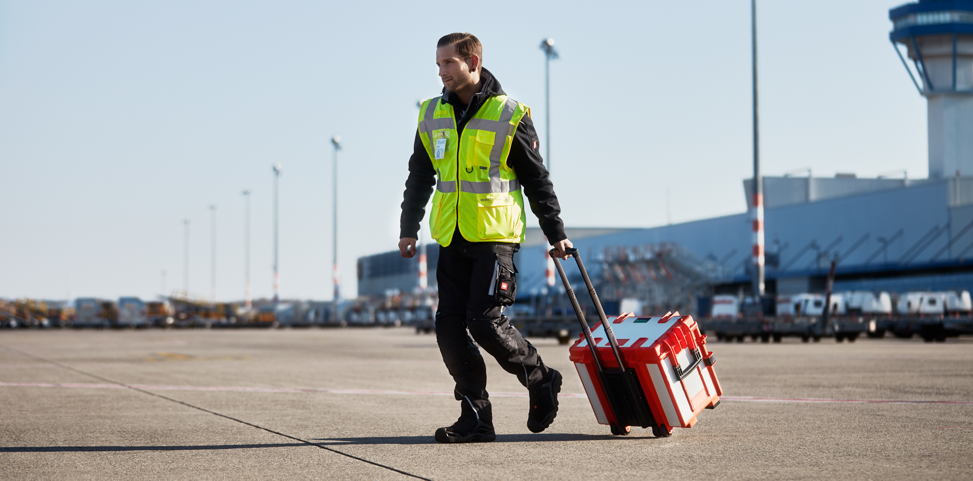 Mobiler Werkzeugkoffer von STAHLWILLE wird über einen Flugplatz transportiert