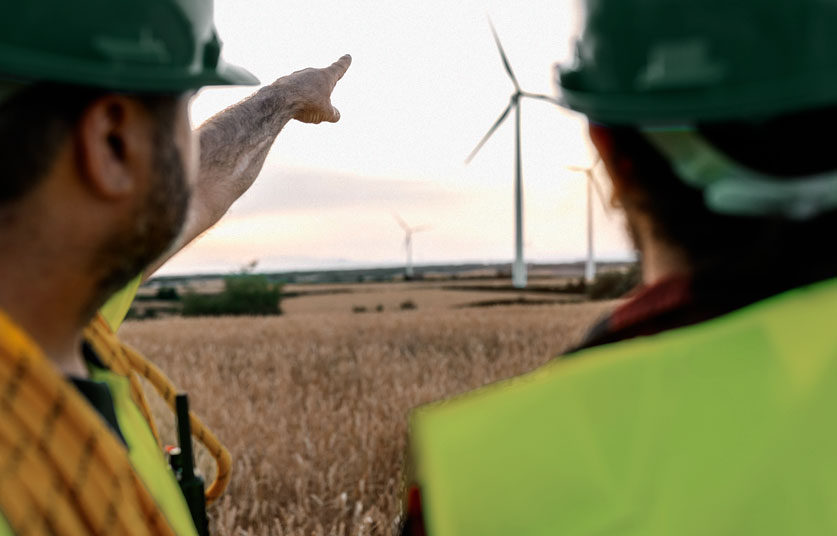 Servicetechniker von STAHLWILLE zeigen auf Windräder
