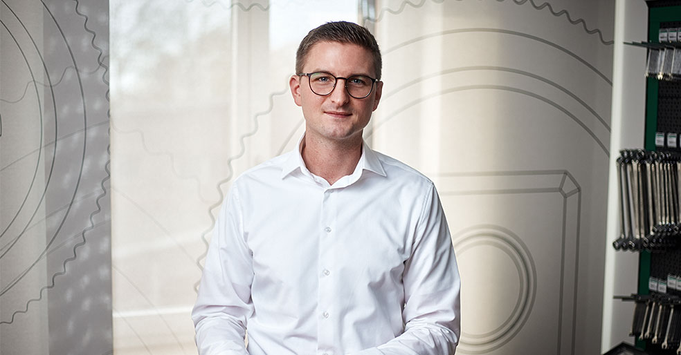 Mitarbeiter Frederic Fitzner im Schulungszentrum von STAHLWILLE
