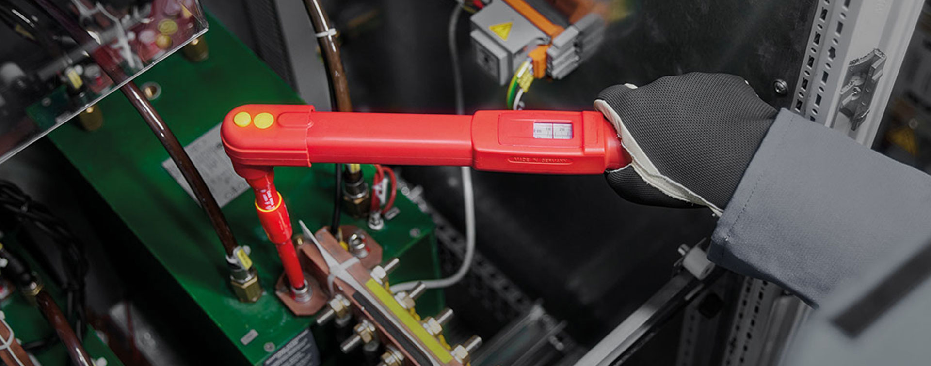 Voltage-tested torque wrench in a control cabinet